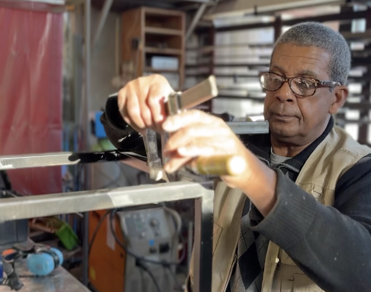 Reinier Hovenburg aan het werk in zijn werkplaats